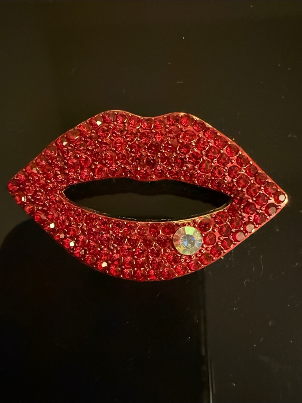 Red Crystal Lip Brooch - Sparkling Lip-Shaped Pin